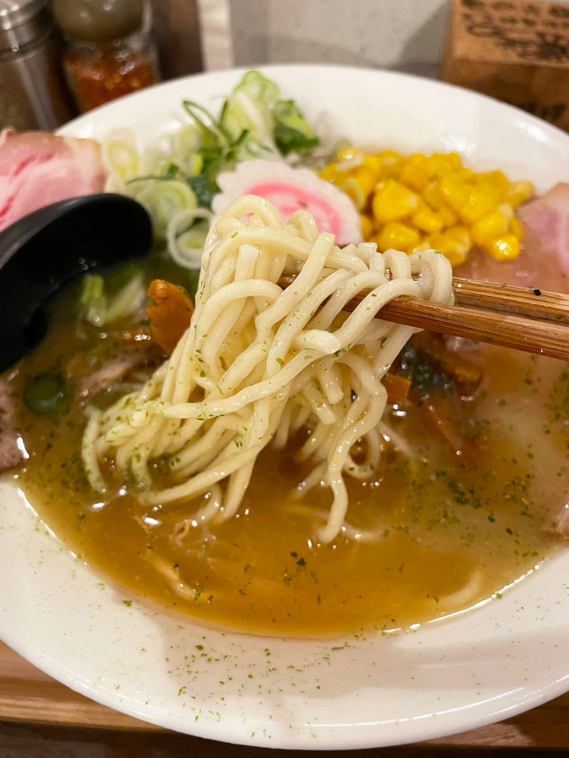 【五之神製作所】松菸美食,特色拉麵湯頭濃郁、麵條Q彈,叉燒肥瘦適中! - 第14張圖