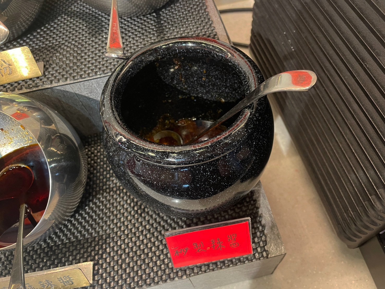 【吾皇大大 朕的鍋物-新莊中港殿】最低0起即可開鍋,享高達近40種自助吧吃到飽,肉品海鮮味美實在、宮廷風裝潢,打卡必拍餐廳!新莊火鍋推薦 - 第13張圖