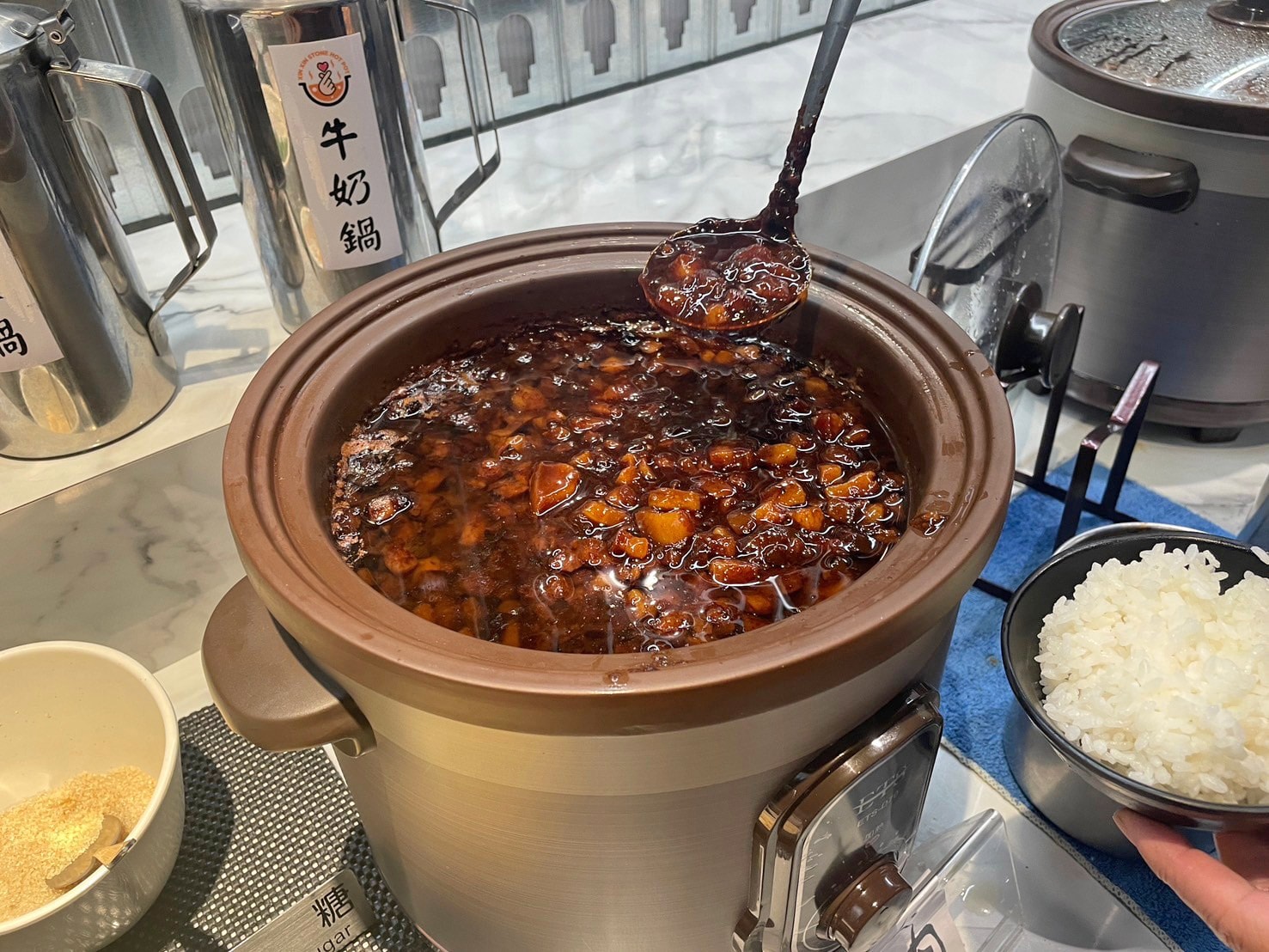 【韓哥哥石頭火鍋】新莊火鍋,平日最低只要9,蔬菜肉品、滷肉飯牛丼飯吃到飽! - 第5張圖