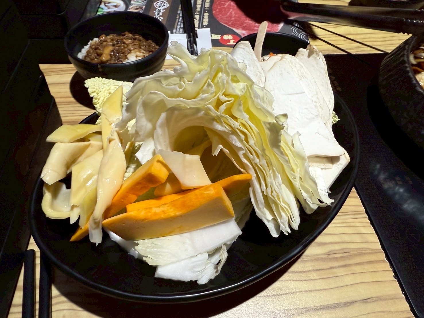 壽喜燒一丁【食記】新莊吃到飽推薦！「壽喜燒一丁」幸福店 Prime 級牛肉狂涮，隱藏版光餅夾肉超欠吃